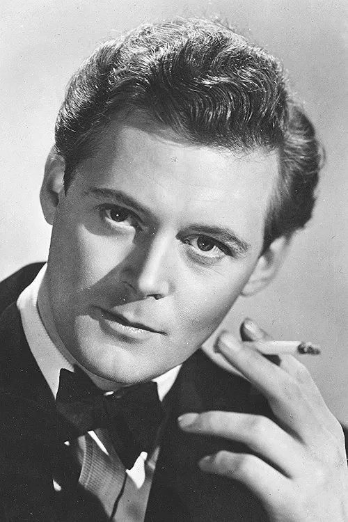 Emrys Jones interpretando a Howard Rogers