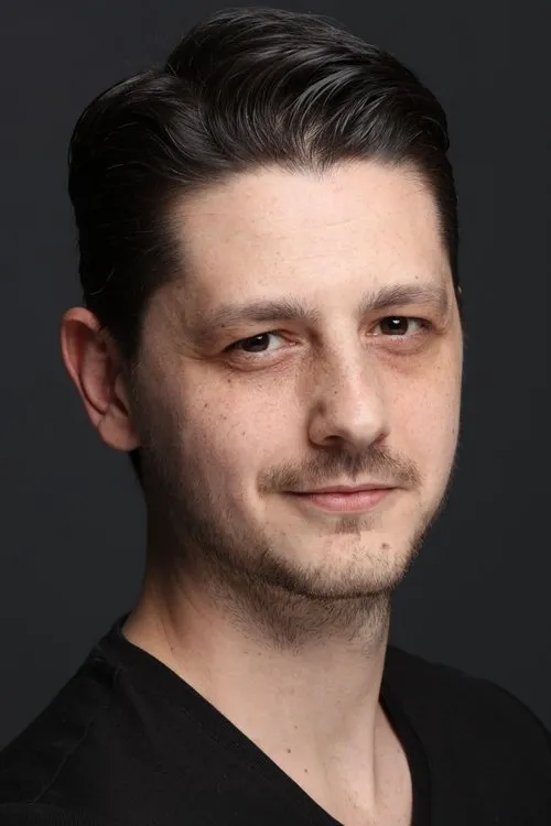 Enes Atış interpretando a 