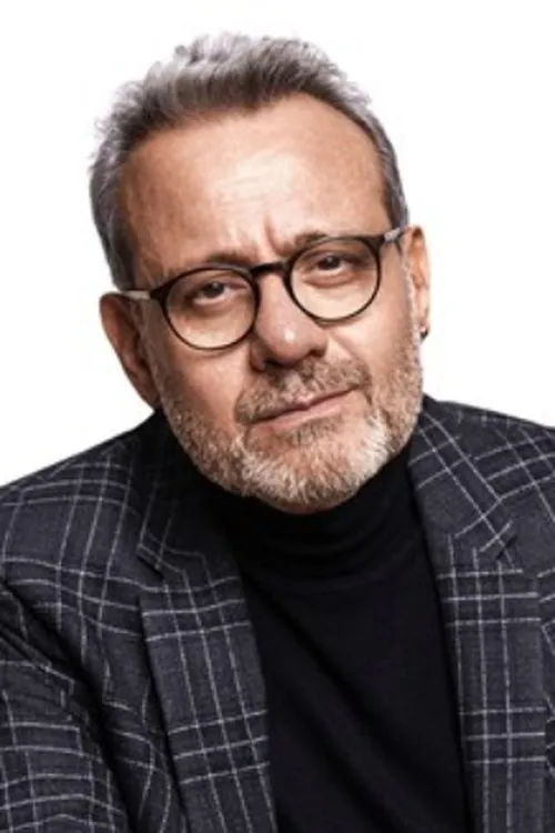 Engin Alkan interpretando a Nazif