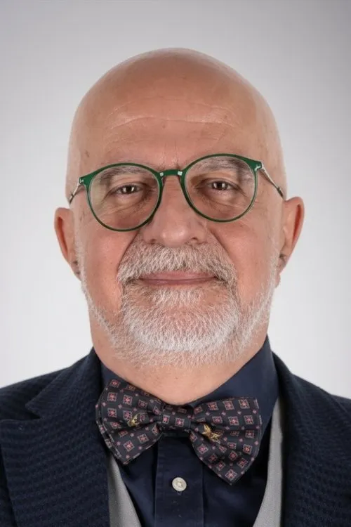 Engin Gürmen interpretando a