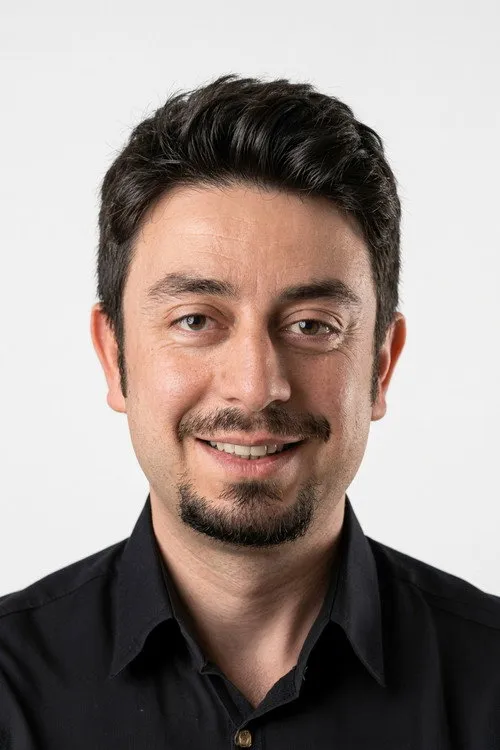 Engin Sahin interpretando a Cafe Garson