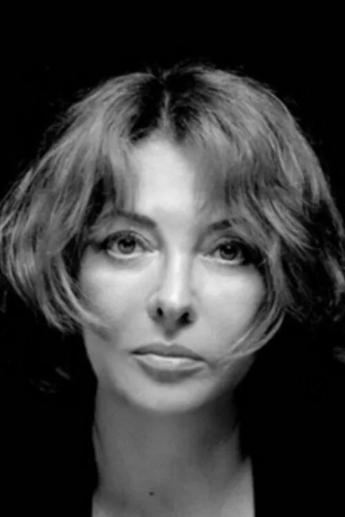 Enikõ Szilágyi interpretando a Ruxandra Codreanu