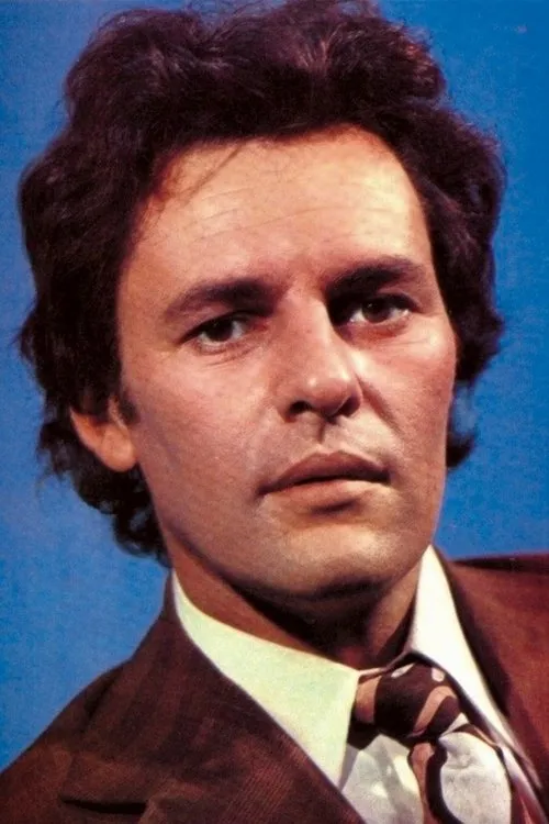 Ênio Gonçalves interpretando a Emiliano