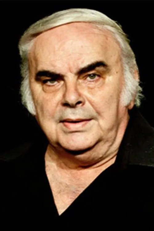 Enis Fosforoğlu interpretando a 