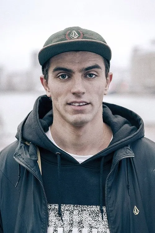 Eniz Fazliov interpretando a Himself