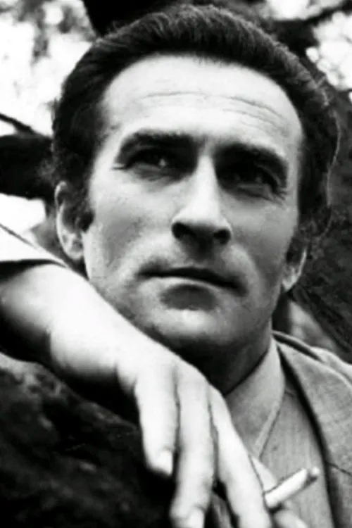 Enrique Kossi interpretando a 