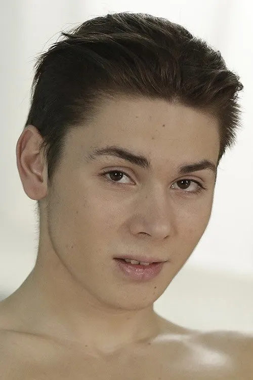 Enzo Sky interpretando a (archive footage)