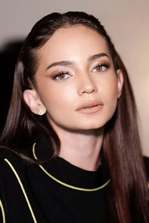 Enzy Storia interpretando a Aini