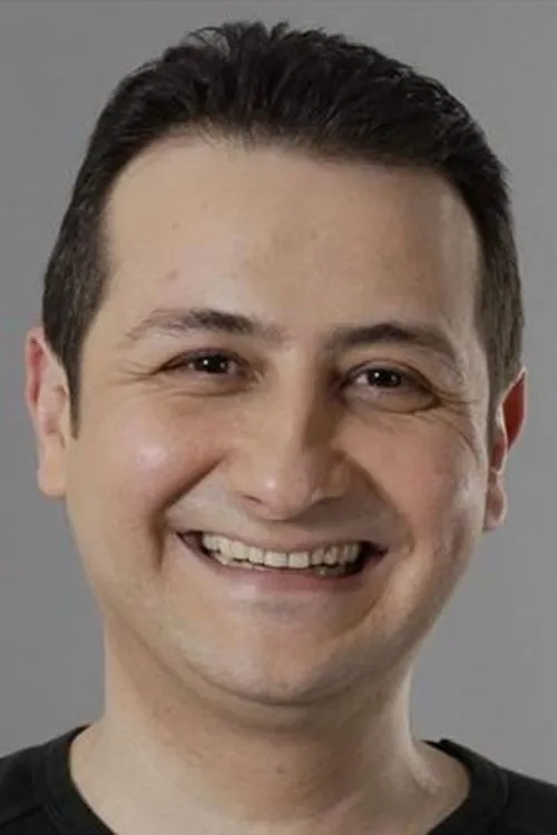 Ercüment Aydın interpretando a 