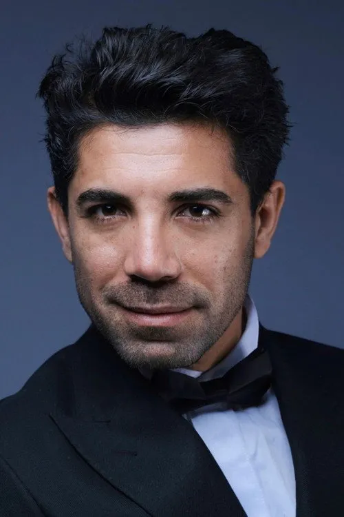 Erdal Ayna interpretando a