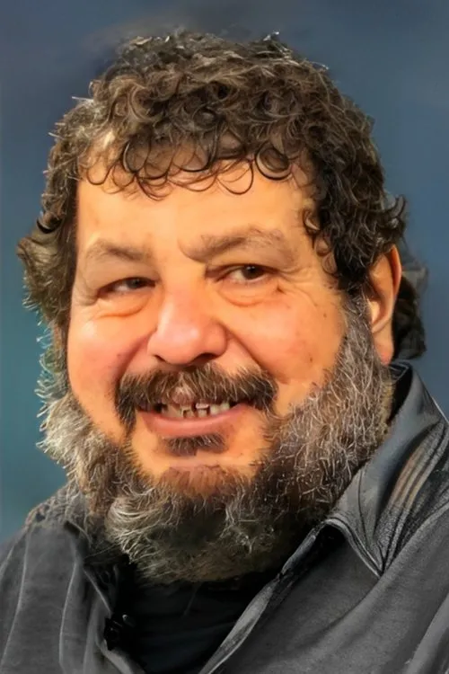 Erdal Tosun interpretando a