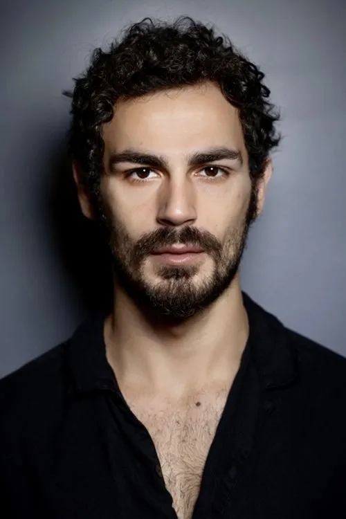 Erdem Kaynarca interpretando a Kemal