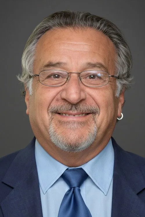 Erdoğan Engin interpretando a 