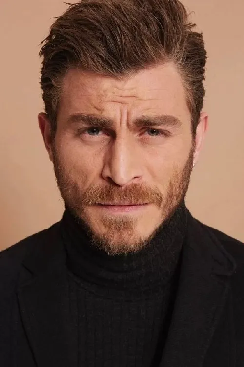 Eren Vurdem interpretando a 