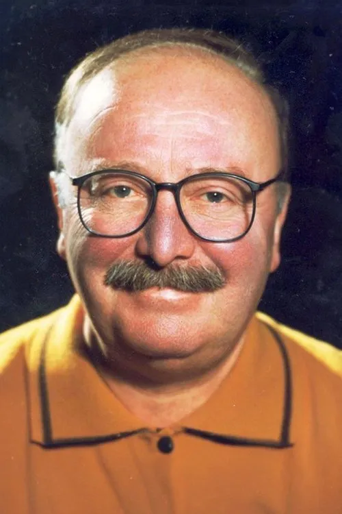 Ergin Orbey interpretando a Tellioglu Vehbi