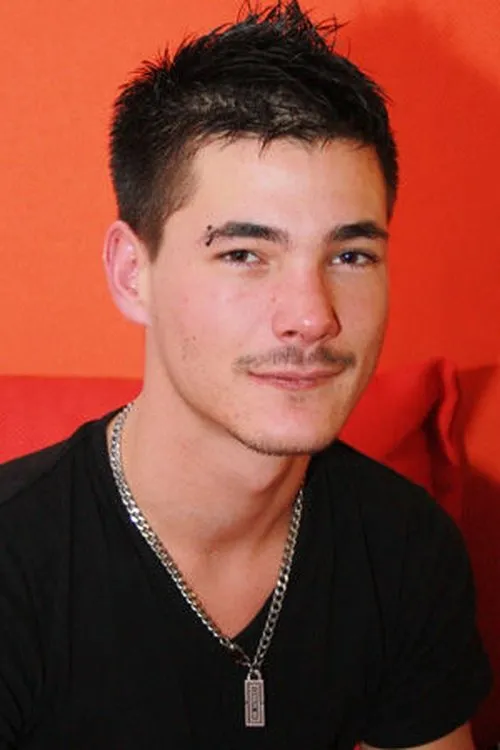 Eric Angeletti interpretando a