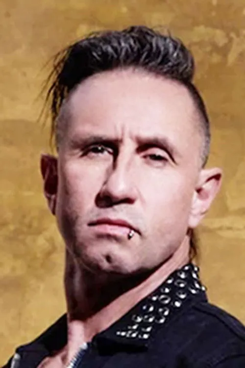 Eric Bass interpretando a Jonah Burns