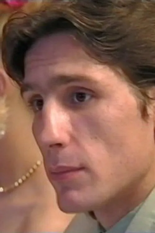 Eric Benson interpretando a