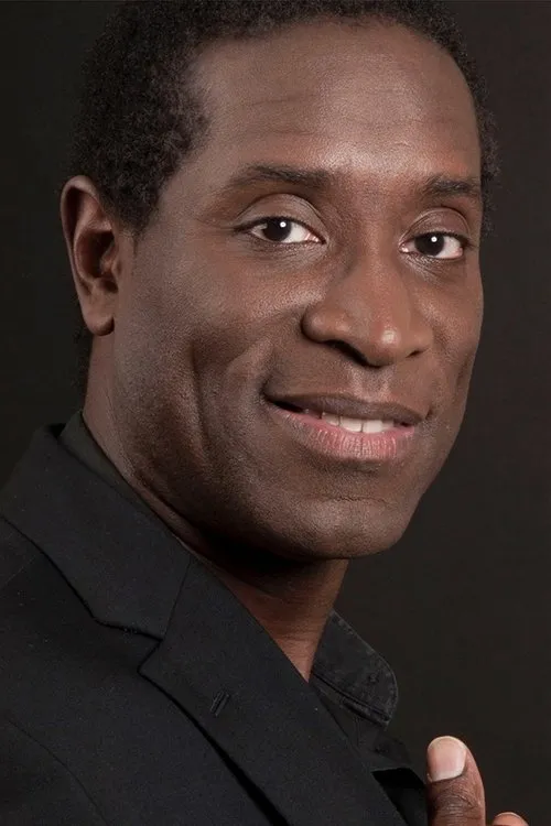 Eric Blanc interpretando a Police officer