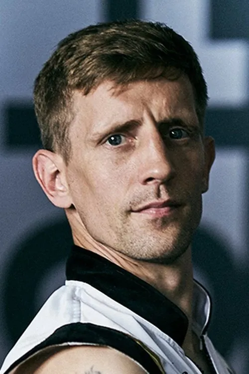 Eric Donovan interpretando a Self