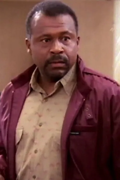 Eric Fleeks interpretando a George