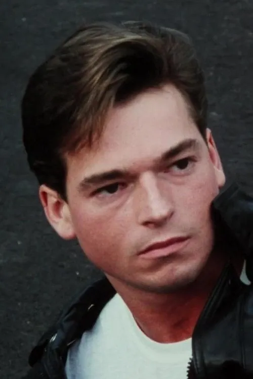 Eric Freeman interpretando a 