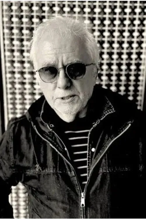 Eric Goulden interpretando a Self