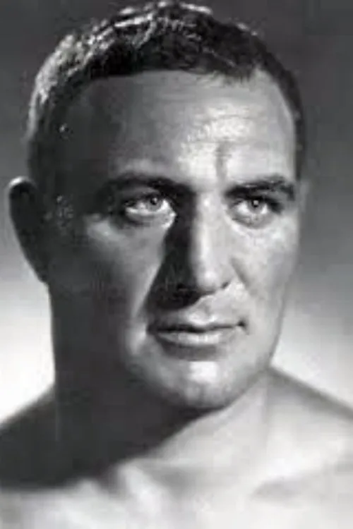 Eric Husberg interpretando a Toni