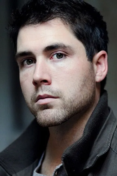 Eric Jay Beck interpretando a Austin Locke