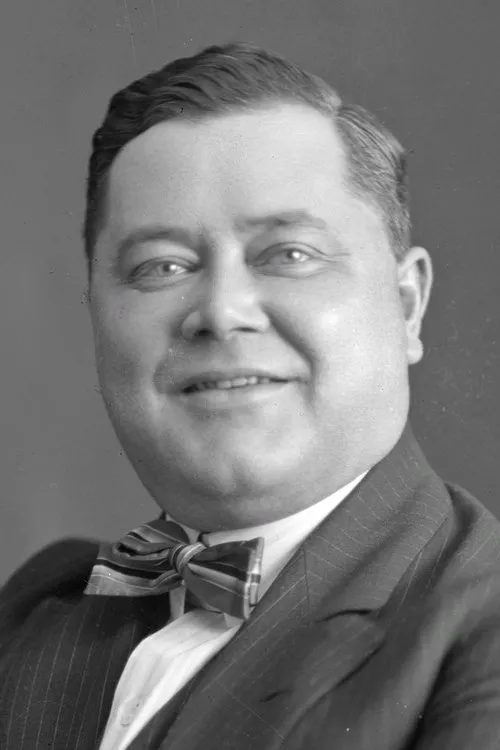 Eric Lindholm interpretando a 