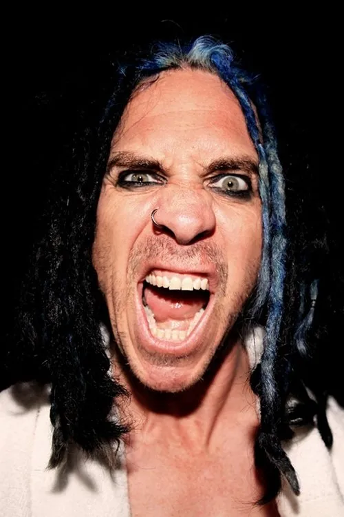 Eric Melvin interpretando a Self