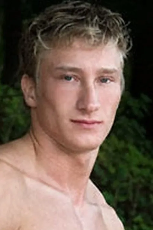 Eric Paver interpretando a 