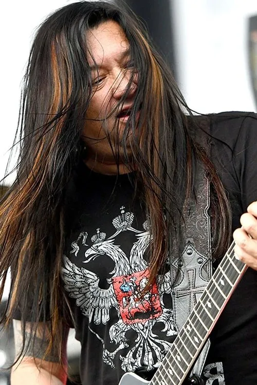 Eric Peterson interpretando a Lester