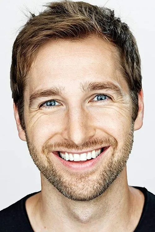 Eric Podnar interpretando a Brett