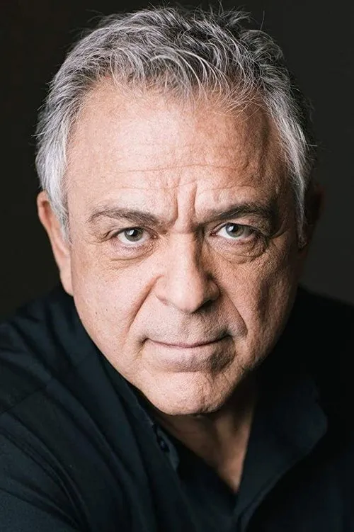 Eric Pollins interpretando a Frank McElroy