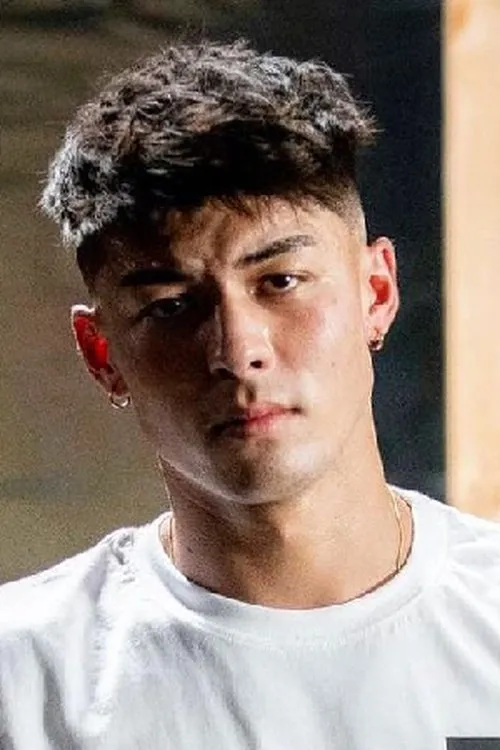 Eric Priest interpretando a Self