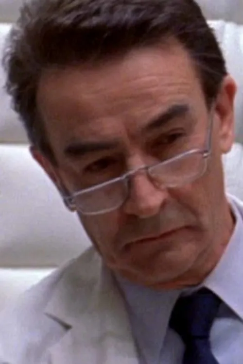 Eric Schneider interpretando a Brest