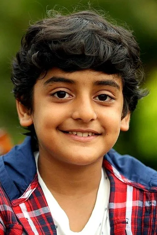 Eric Zachariah interpretando a Young Roy