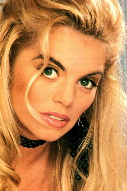 Erica Everest interpretando a