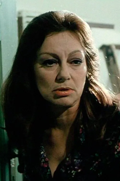 Erica Schramm interpretando a Frau Friedrich