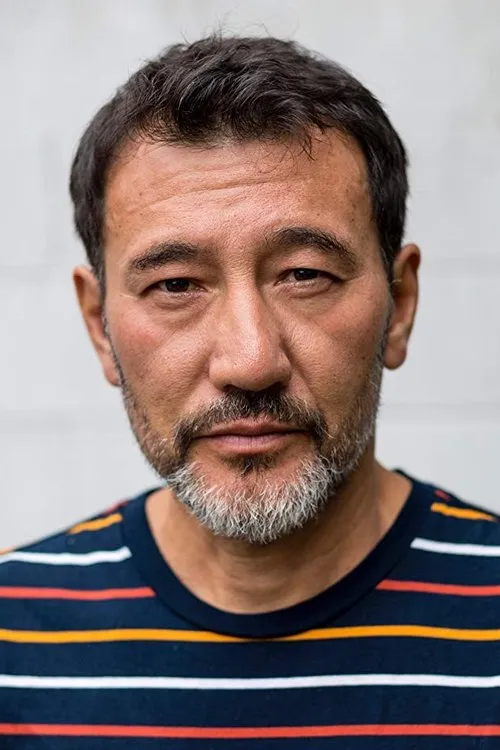 Erich Chikashi Linzbichler interpretando a Sheriff Kameo Akoni