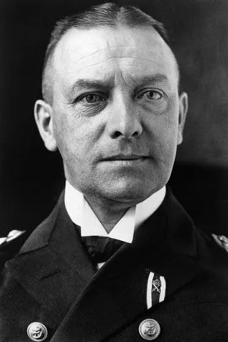 Erich Raeder interpretando a Self