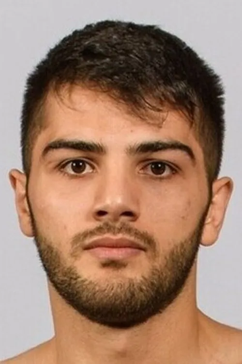 Erik Bazinyan interpretando a Self