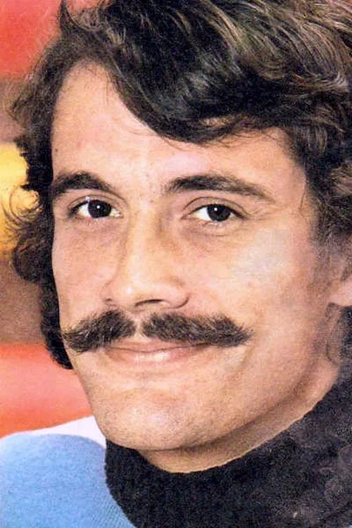 Erik Colin interpretando a Lieutenant Duvauchel, pilote de l’armée de l’Air