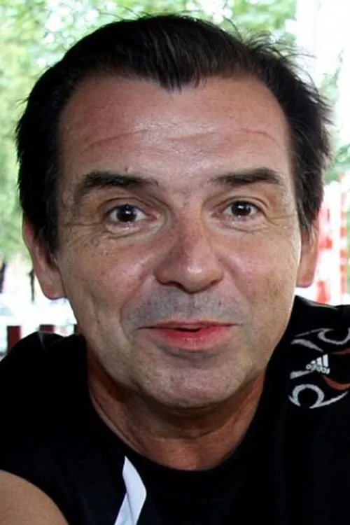 Erik Pardus interpretando a 