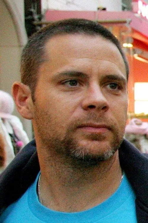 Erik Sandin interpretando a Self