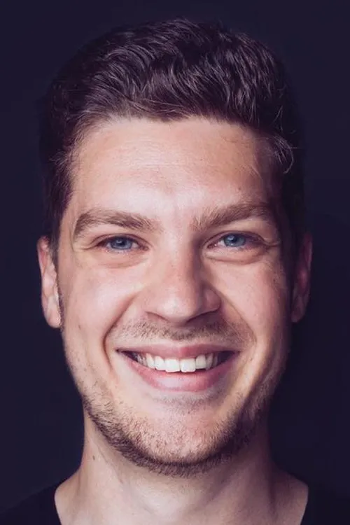 Erik Žibek interpretando a Detective