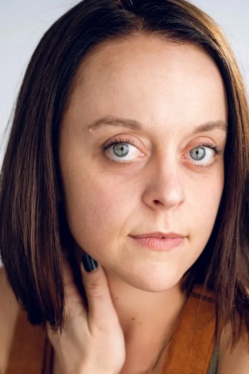 Erika  Arlee interpretando a Tara