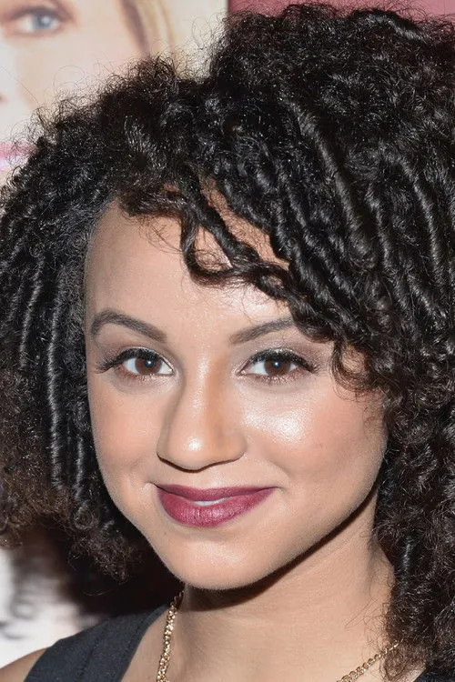 Erika Coleman interpretando a Nour