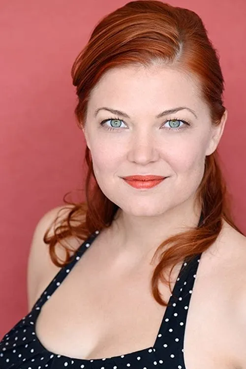 Erin Holt interpretando a Janet